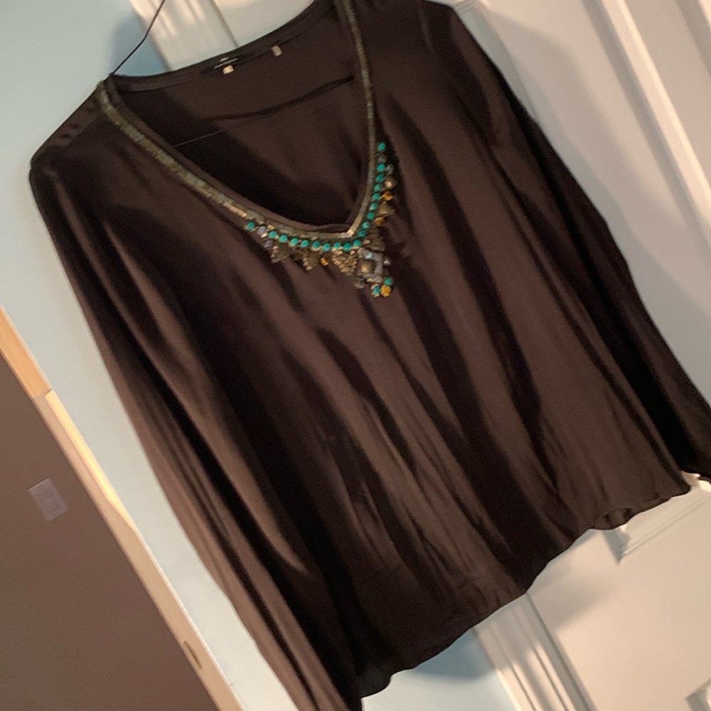 Elie Tahari silk blend blouse. Beadwork around neck gathered sleeve bottom. Sz M